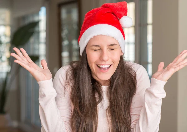 Krásná Mladá Žena Nosí Santa Claus Klobouk Doma Slaví Mad — Stock fotografie