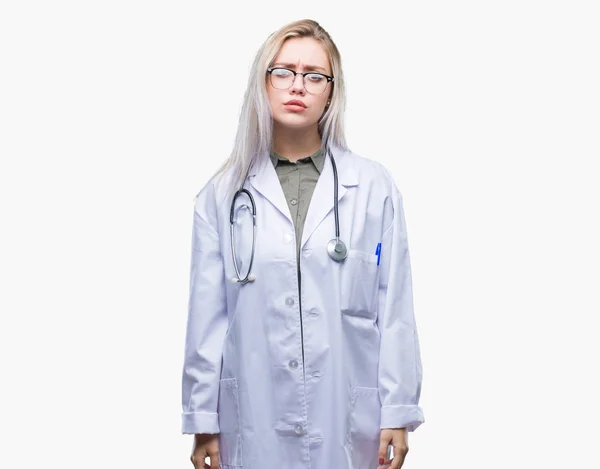 Jonge Blonde Dokter Vrouw Geïsoleerde Achtergrond Scepticus Nerveus Fronsen Boos — Stockfoto