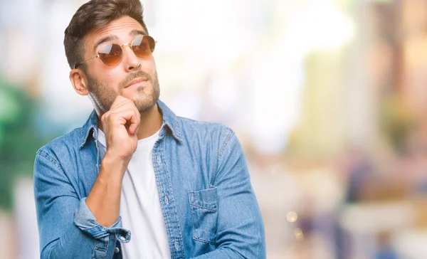 Jonge Knappe Man Dragen Van Een Zonnebril Geïsoleerde Achtergrond Met — Stockfoto