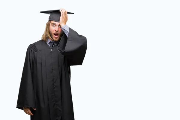 Jóképű Diplomás Fiatalember Hosszú Haj Felső Elszigetelt Háttér Meglepett Kézzel — Stock Fotó