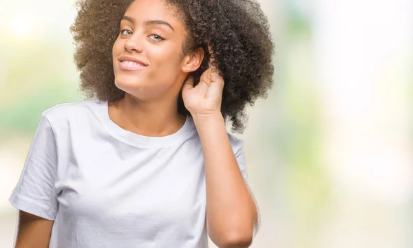 Jonge Afro Amerikaanse Vrouw Geïsoleerde Achtergrond Glimlachend Met Hand Oor — Stockfoto