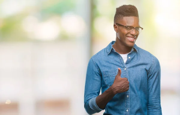 Unga Afroamerikanska Mannen Över Isolerade Bakgrund Gör Glad Tummen Upp — Stockfoto