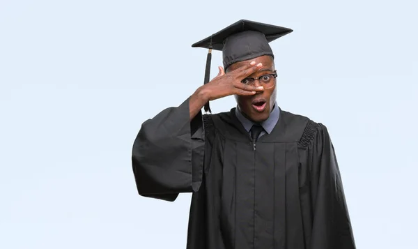 Jovem Graduado Afro Americano Sobre Fundo Isolado Espreitando Choque Cobrindo — Fotografia de Stock