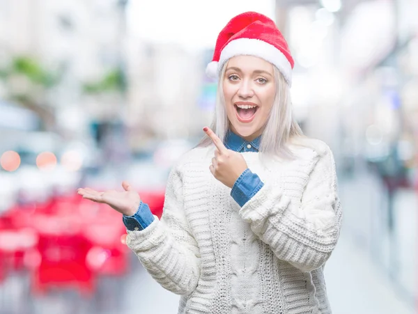 놀라게 손으로 손가락으로 가리키는 카메라에 크리스마스 모자를 — 스톡 사진