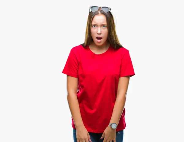 Joven Hermosa Mujer Caucásica Con Gafas Sol Sobre Fondo Aislado — Foto de Stock