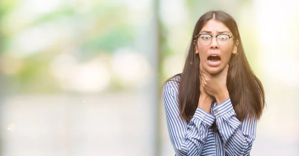 Jonge Mooie Spaanse Zakenvrouw Schreeuwen Stik Omdat Pijnlijke Wurgen Gezondheidsprobleem — Stockfoto