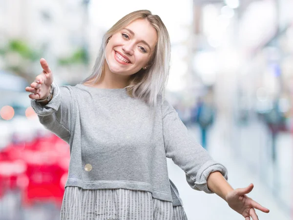 Mladá Blond Žena Izolované Pozadí Pohledu Kameru Otevřenou Náručí Objetí — Stock fotografie