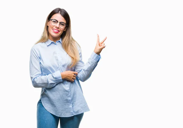 Jovem Mulher Negócios Bonita Usando Óculos Sobre Fundo Isolado Sorrindo — Fotografia de Stock