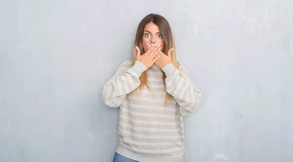 Mujer Adulta Joven Sobre Pared Gris Grunge Usando Suéter Invierno —  Fotos de Stock