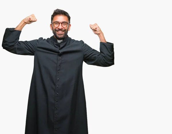 誇りに思って笑顔腕の筋肉を示す孤立した背景に大人のヒスパニック系のカトリックの司祭男 フィットネスの概念 — ストック写真