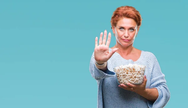 Attractief Senior Kaukasische Roodharige Vrouw Popcorn Eten Geïsoleerde Achtergrond Met — Stockfoto