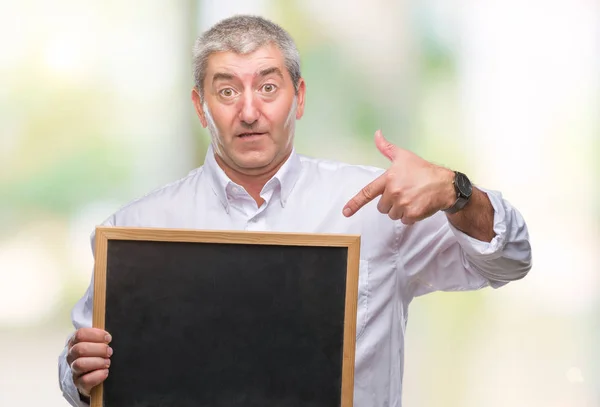 Gutaussehender Älterer Lehrer Hält Tafel Über Isoliertem Hintergrund Mit Überraschendem — Stockfoto