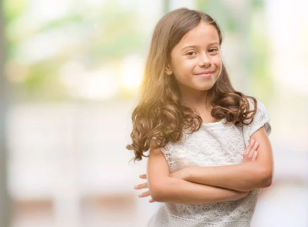 Brünettes Hispanisches Mädchen Mit Fröhlichem Gesicht Das Mit Verschränkten Armen — Stockfoto