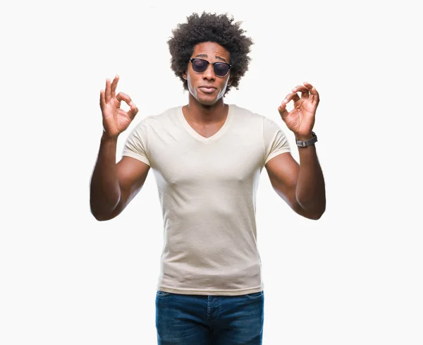 Homem Afro Americano Usando Óculos Sol Sobre Fundo Isolado Relaxar — Fotografia de Stock