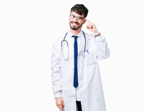 Joven Doctor Con Abrigo Hospital Sobre Fondo Aislado Sonriendo Señalando — Foto de Stock
