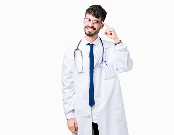 Joven Doctor Con Abrigo Hospital Sobre Fondo Aislado Sonriendo Señalando —  Fotos de Stock