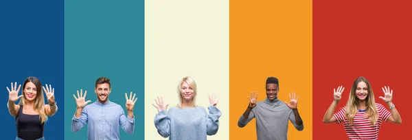 一群年轻人在五颜六色的复古孤立的背景显示和指向与手指数 同时微笑着自信和快乐 — 图库照片