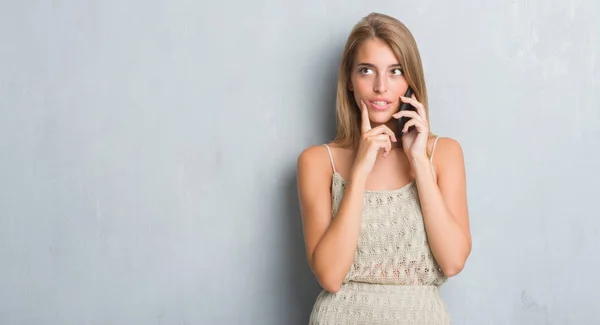 Schöne Junge Frau Über Grunge Grauer Wand Die Telefon Ernsthaft — Stockfoto