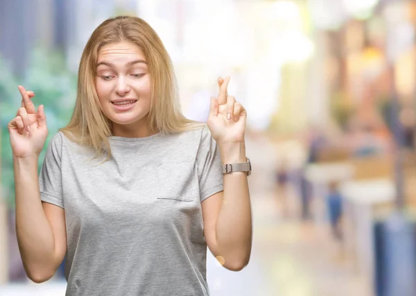 Mulher Caucasiana Jovem Sobre Fundo Isolado Sorrindo Cruzando Dedos Com — Fotografia de Stock