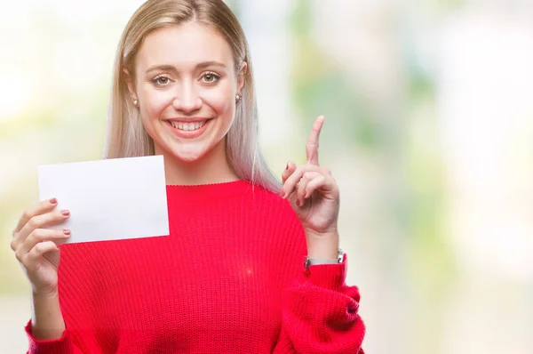 Joven Mujer Rubia Sosteniendo Tarjeta Papel Blanco Sobre Fondo Aislado —  Fotos de Stock