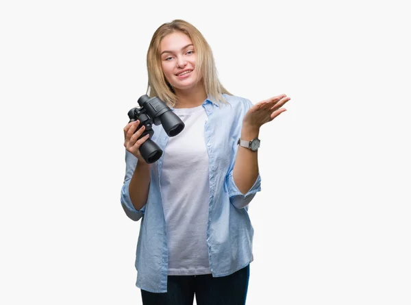 Joven Mujer Caucásica Sosteniendo Prismáticos Sobre Fondo Aislado Muy Feliz —  Fotos de Stock