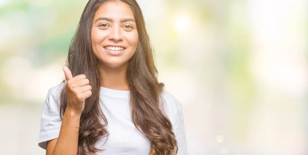 Giovane Bella Donna Araba Sfondo Isolato Facendo Pollici Felici Gesto — Foto Stock