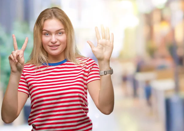Молодая Белая Женщина Изолированном Фоне Показывает Показывает Пальцами Номер Семь — стоковое фото