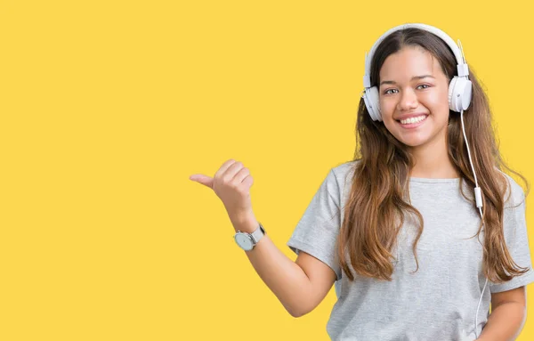 Mooie Jongedame Dragen Koptelefoon Luisteren Naar Muziek Geïsoleerde Achtergrond Glimlachend — Stockfoto