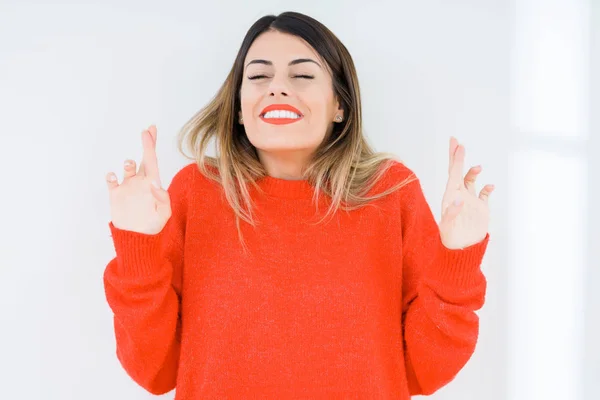 Giovane Donna Indossa Casual Maglione Rosso Sfondo Isolato Sorridente Incrociando — Foto Stock