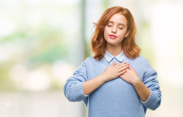 Mooie Jongedame Geïsoleerde Achtergrond Dragen Winter Trui Glimlachend Met Handen — Stockfoto