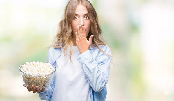 Mooie Jonge Blonde Vrouw Popcorn Eten Geïsoleerde Achtergrond Dekking Mond — Stockfoto