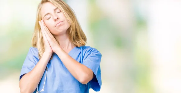 Vackra Unga Läkare Kvinna Bär Medicinsk Uniform Över Isolerade Bakgrund — Stockfoto