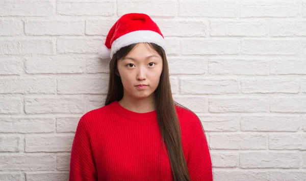 Jeune Femme Chinoise Portant Chapeau Père Noël Avec Une Expression — Photo