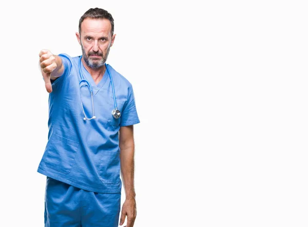 Homem Médico Meia Idade Hoary Sênior Vestindo Uniforme Médico Sobre — Fotografia de Stock