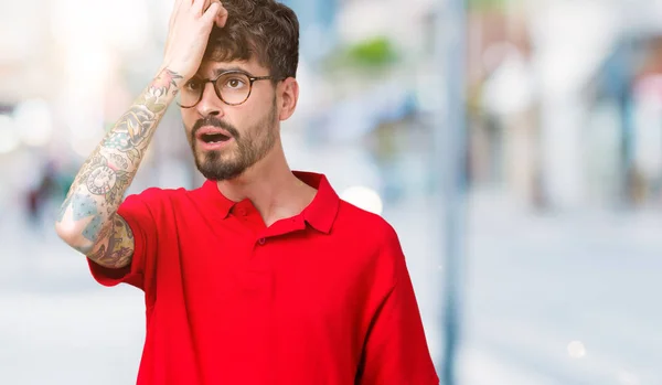 Homem Bonito Jovem Usando Óculos Sobre Fundo Isolado Surpreso Com — Fotografia de Stock