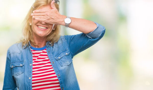 Mujer Rubia Mediana Edad Sobre Fondo Aislado Sonriendo Riendo Con —  Fotos de Stock