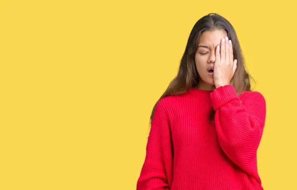 Jovem Bela Mulher Morena Vestindo Camisola Vermelha Inverno Sobre Fundo — Fotografia de Stock