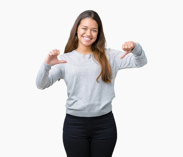 Joven Mujer Morena Hermosa Usando Suéter Sobre Fondo Aislado Mirando — Foto de Stock