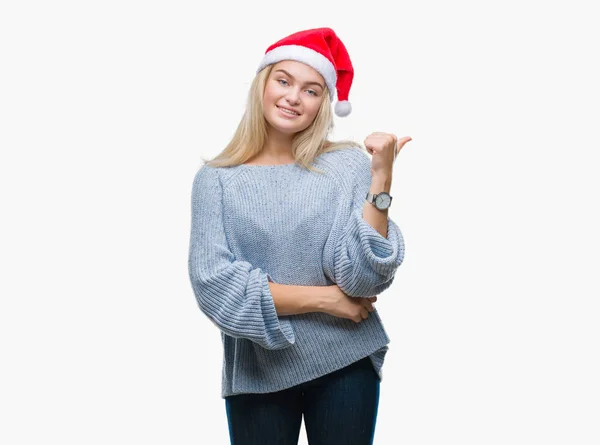 Jonge Kaukasische Vrouw Kerstmuts Dragen Geïsoleerde Achtergrond Glimlachend Met Blij — Stockfoto