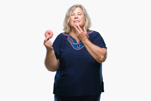 Senior Size Mulher Caucasiana Comer Donut Açúcar Sobre Fundo Isolado — Fotografia de Stock