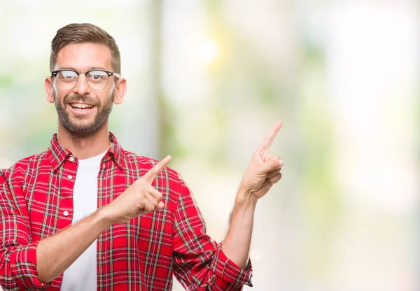 Joven Hombre Guapo Sobre Fondo Aislado Sonriendo Mirando Cámara Apuntando — Foto de Stock