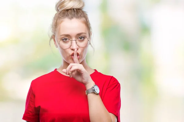 Mujer Rubia Joven Con Gafas Sobre Fondo Aislado Pidiendo Estar — Foto de Stock