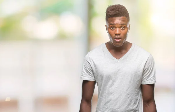 Jonge Afro Amerikaanse Man Geïsoleerde Achtergrond Bang Geschokt Met Verrassing — Stockfoto