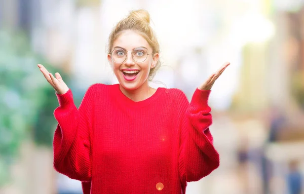 Joven Mujer Rubia Hermosa Con Suéter Rojo Gafas Sobre Fondo — Foto de Stock