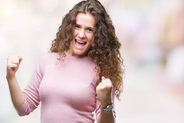 Hermosa Morena Pelo Rizado Chica Joven Con Suéter Rosa Sobre — Foto de Stock