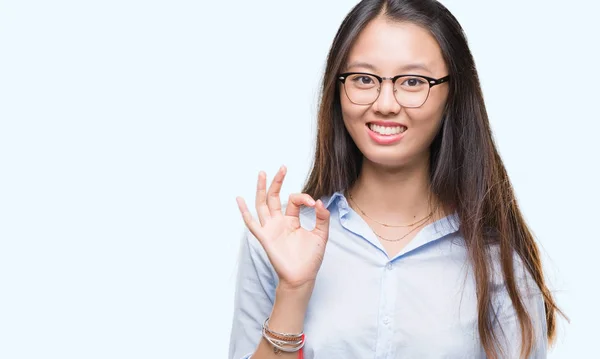 若いアジア ビジネス女性隔離された背景を浮かべて手と指で サインをしている肯定的な上メガネします 成功した式 — ストック写真