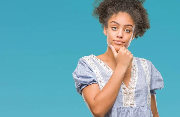 Mladá Žena Afro Americký Izolované Pozadí Sebevědomým Kameru Úsměvem Zkříženýma — Stock fotografie