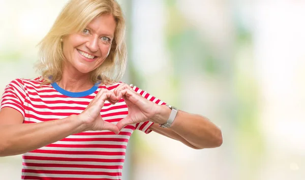 Orta Yaş Sarışın Kadın Kalp Simgesi Elleriyle Şekil Gösterilen Aşık — Stok fotoğraf