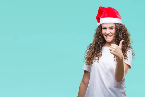 Молодая Брюнетка Рождественской Шляпе Изолированном Фоне Делает Счастливый Жест Вверх — стоковое фото