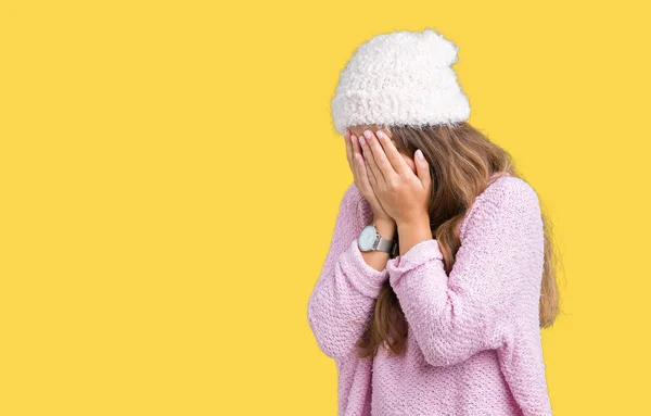 Joven Mujer Morena Hermosa Con Suéter Sombrero Invierno Sobre Fondo —  Fotos de Stock